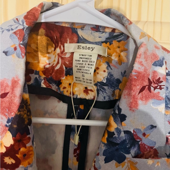 Floral Blazer with Multicolor Design - Picture 2 of 9